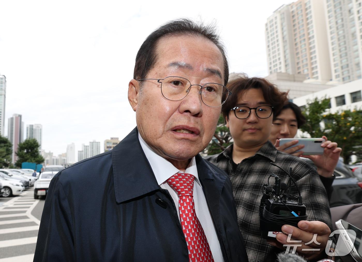 본문 이미지 - 홍준표 전 대구시장이 27일 오전 정치자금법 위반 혐의로 구속 전 피의자 심문(영장실질심사)을 받는 측근을 변호하기 위해 변호인 신분으로 대구지방법원에 도착해 법정으로 향하고 있다. 2026.10.27 ⓒ 뉴스1 공정식 기자