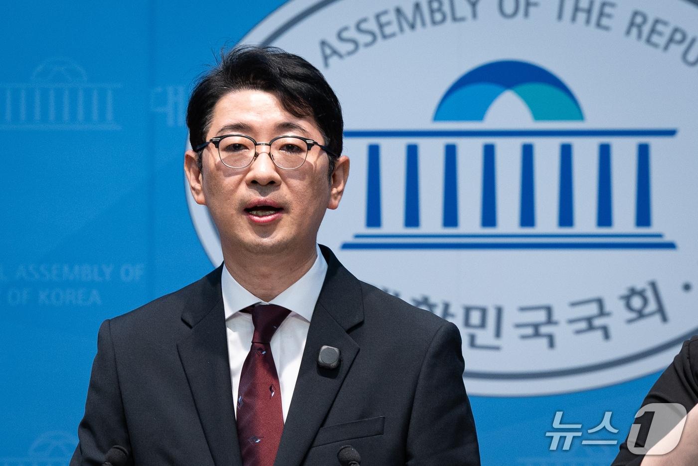 본문 이미지 - 주진우 국민의힘 의원이 27일 서울 여의도 국회 소통관에서 이재명 대통령과 김혜경 여사의 태릉 CC 예약 등과 관련해 특별감찰관의 골프 조사 촉구 기자회견을 하고 있다. 2026.10.27 ⓒ 뉴스1 유승관 기자