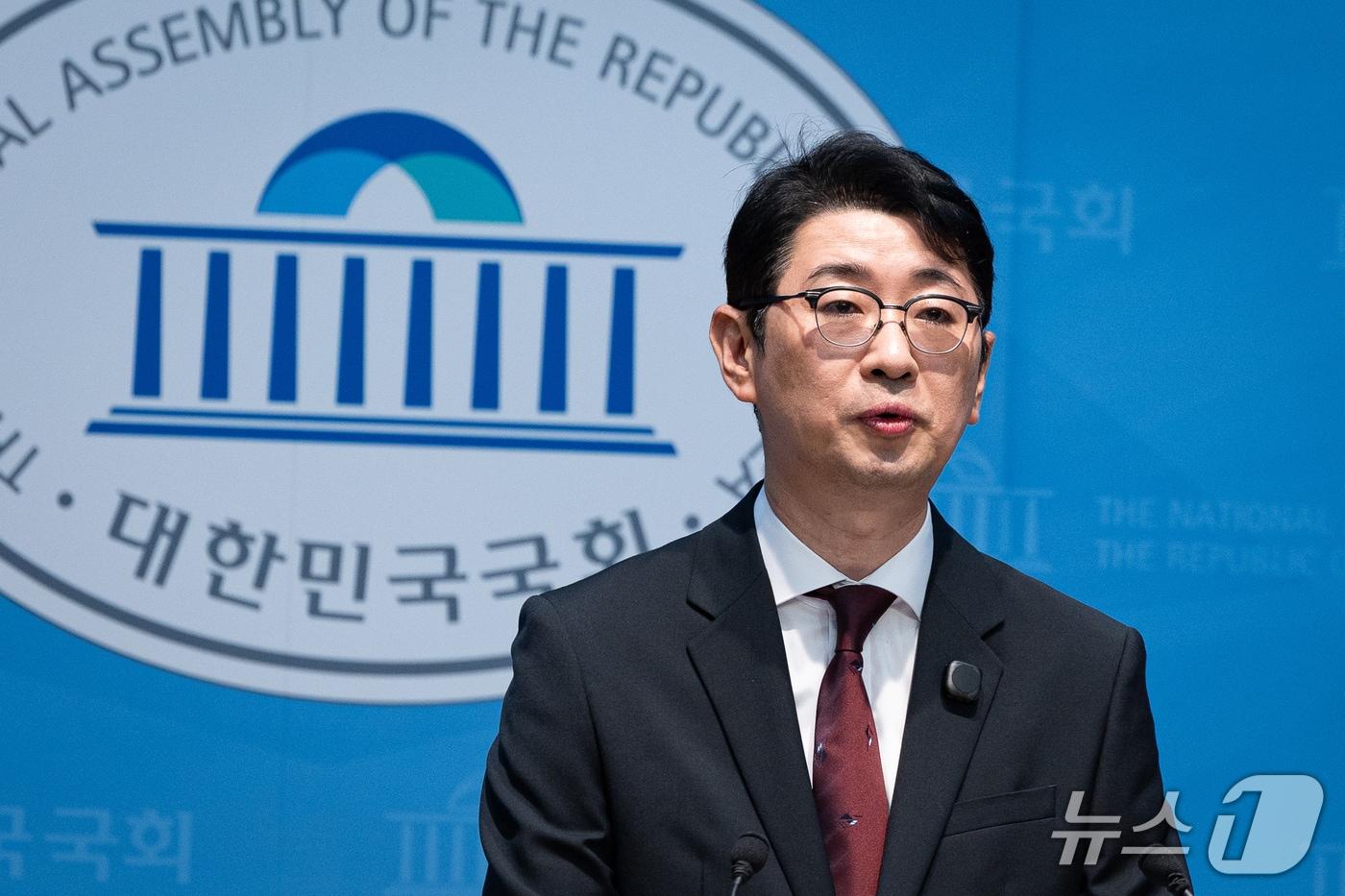본문 이미지 - 주진우 국민의힘 의원이 27일 서울 여의도 국회 소통관에서 이재명 대통령과 김혜경 여사의 태릉 CC 예약 등과 관련해 특별감찰관의 골프 조사 촉구 기자회견을 하고 있다. 2026.10.27 ⓒ 뉴스1 유승관 기자