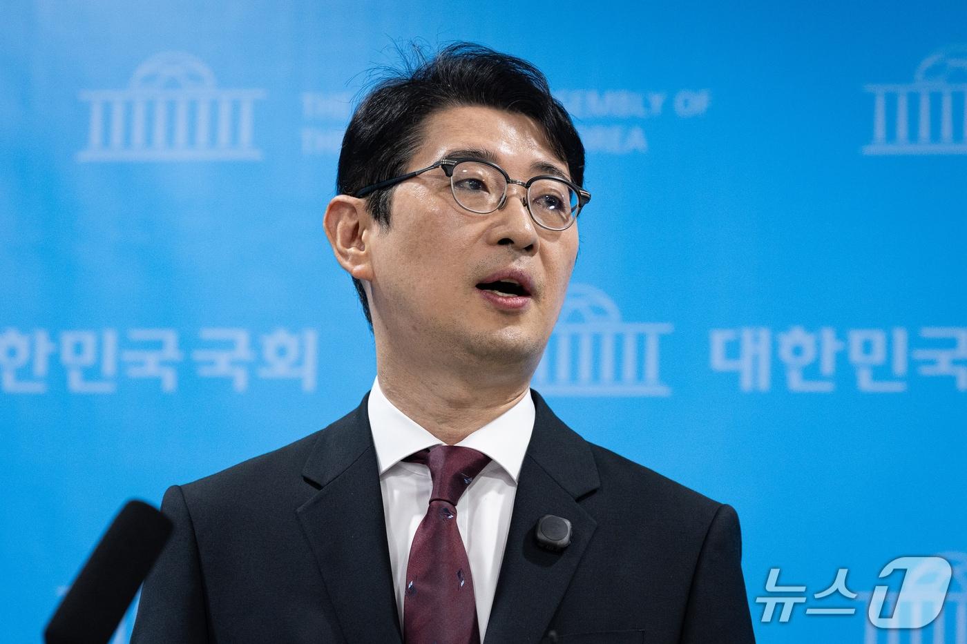 본문 이미지 - 주진우 국민의힘 의원이 지난 27일 서울 여의도 국회 소통관에서 이재명 대통령과 김혜경 여사의 태릉 CC 예약 등과 관련해 특별감찰관의 골프 조사 촉구 기자회견 후 취재진 질문에 답하고 있다. 2026.10.27 ⓒ 뉴스1 유승관 기자