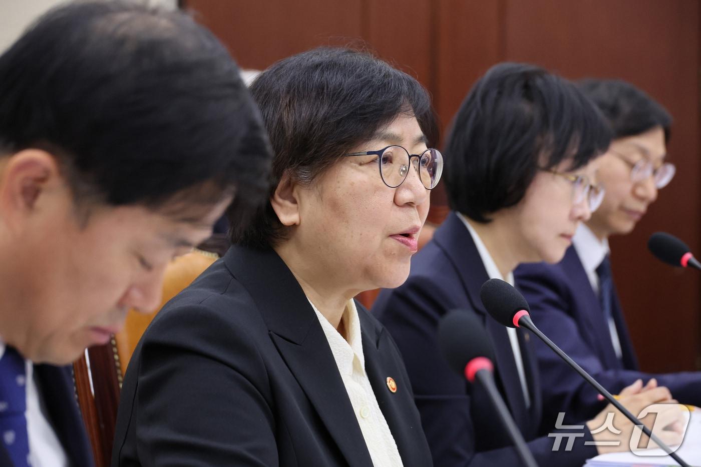 본문 이미지 - 정은경 보건복지부 장관이 27일 서울 여의도 국회에서 열린 보건복지위원회의 보건복지부 등에 대한 종합감사에서 의원 질의에 답변하고 있다. 2026.10.27 ⓒ 뉴스1 신웅수 기자