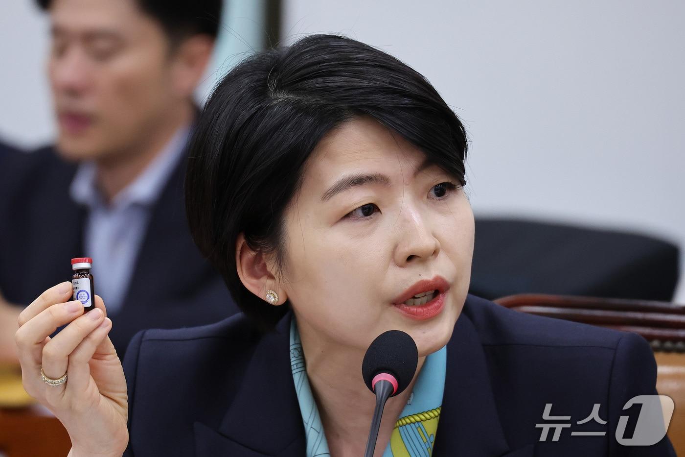 본문 이미지 - 한지아 국민의힘 의원이 27일 서울 여의도 국회에서 열린 보건복지위원회의 보건복지부 등에 대한 종합감사에서 약침 관련 질의를 하고 있다. 2026.10.27 ⓒ 뉴스1 신웅수 기자