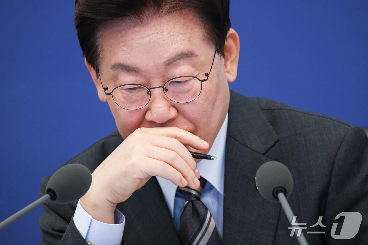 본문 이미지 - 이재명 대통령이 27일 청와대에서 열린 국무회의에서 참석자들의 발언을 듣고 있다. (청와대통신사진기자단) 2026.10.27 ⓒ 뉴스1 이재명 기자