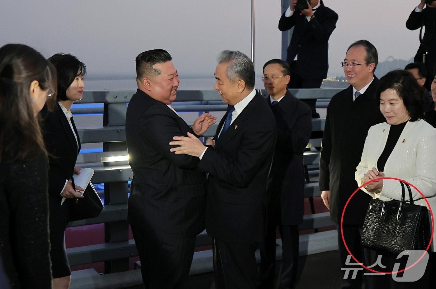 본문 이미지 - (평양 노동신문=뉴스1) = 지난 24일 김정은 노동당 총비서의 중국 랴오닝성 단둥 방문에 동행하면서 입생로랑의 '삭 드 주르'(Sac de Jour)로 추정되는 검은색 가방을 든 최선희 북한 외무상. [국내에서만 사용가능. 재배포 금지. DB 금지. For Use Only in the Republic of Korea. Redistribution Prohibited] rodongphoto@news1.kr