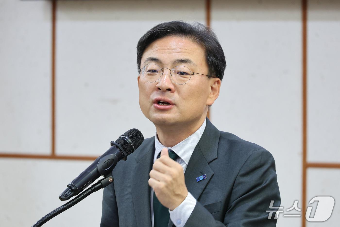 본문 이미지 - 신장식 조국혁신당 대표가 지난 27일 서울 여의도 국회에서 열린 미래대응기금과 지방의 미래 토론회에서 축사를 하고 있다. 2026.10.27 ⓒ 뉴스1 신웅수 기자