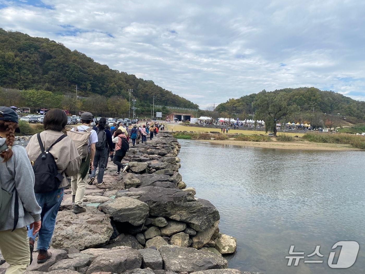 본문 이미지 - 진천군 농다리 체험 모습.(진천군 제공. 재판매 및 DB 금지).2026.10.27/뉴스1