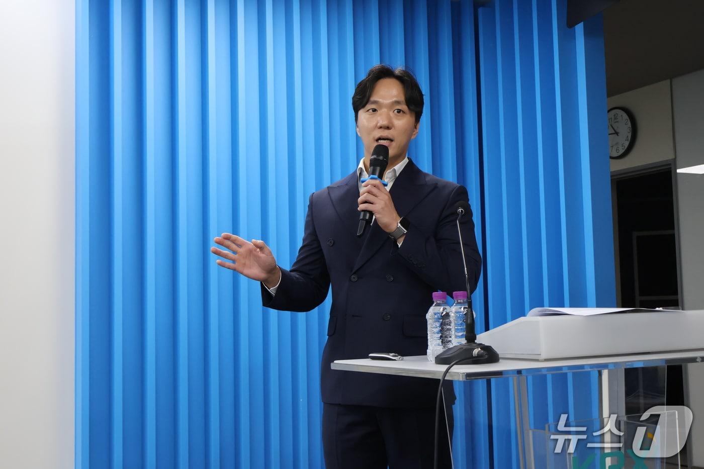 본문 이미지 - 27일 서울 여의도 한국거래소에서 열린 'KRX 출입기자단-증권사 애널리스트 간담회'에서 김재승 현대차증권 연구원이 발표하고 있다. ⓒ 뉴스1 서한샘 기자