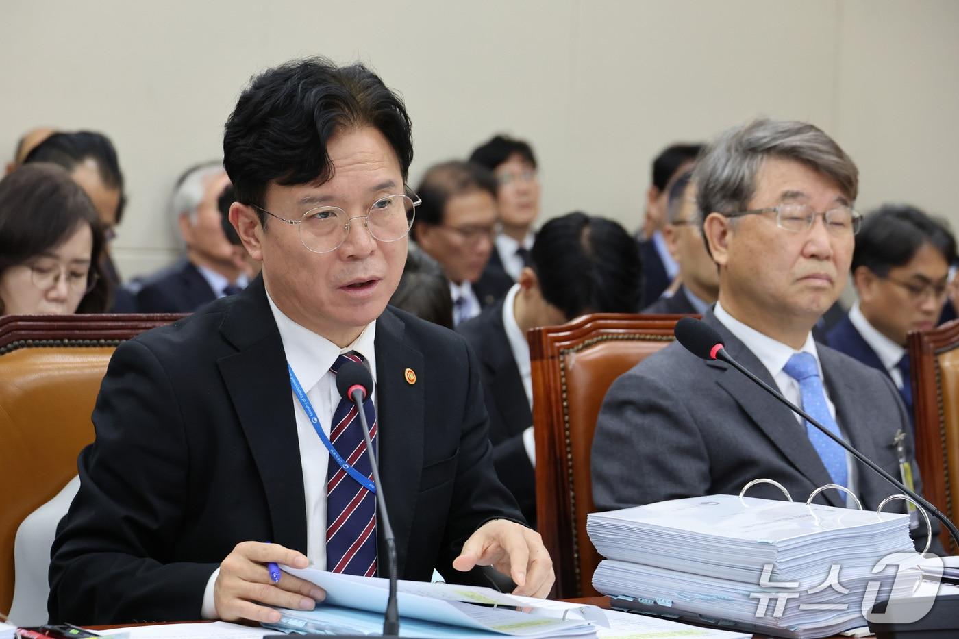 본문 이미지 - 김영훈 고용노동부 장관이 27일 서울 여의도 국회에서 열린 기후에너지환경노동위원회의 고용노동부 등에 대한 국정감사에서 답변하고 있다. 2026.10.27 ⓒ 뉴스1 신웅수 기자