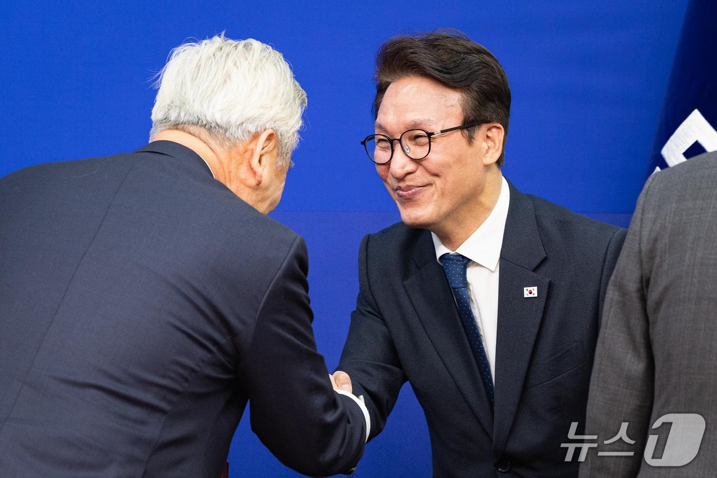 본문 이미지 - 김민석 더불어민주당 대표가 27일 서울 여의도 국회에서 열린 한반도평화경제특별위원회 출범식에서 이재강 위원장과 인사하고 있다. 2026.10.27 ⓒ 뉴스1 유승관 기자