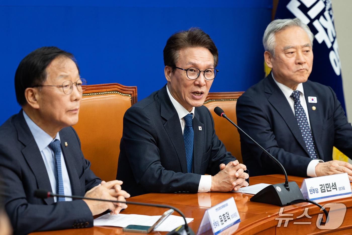 본문 이미지 - 김민석 더불어민주당 대표가 27일 서울 여의도 국회에서 열린 한반도평화경제특별위원회 출범식에서 인사말을 하고 있다. 2026.10.27 ⓒ 뉴스1 유승관 기자
