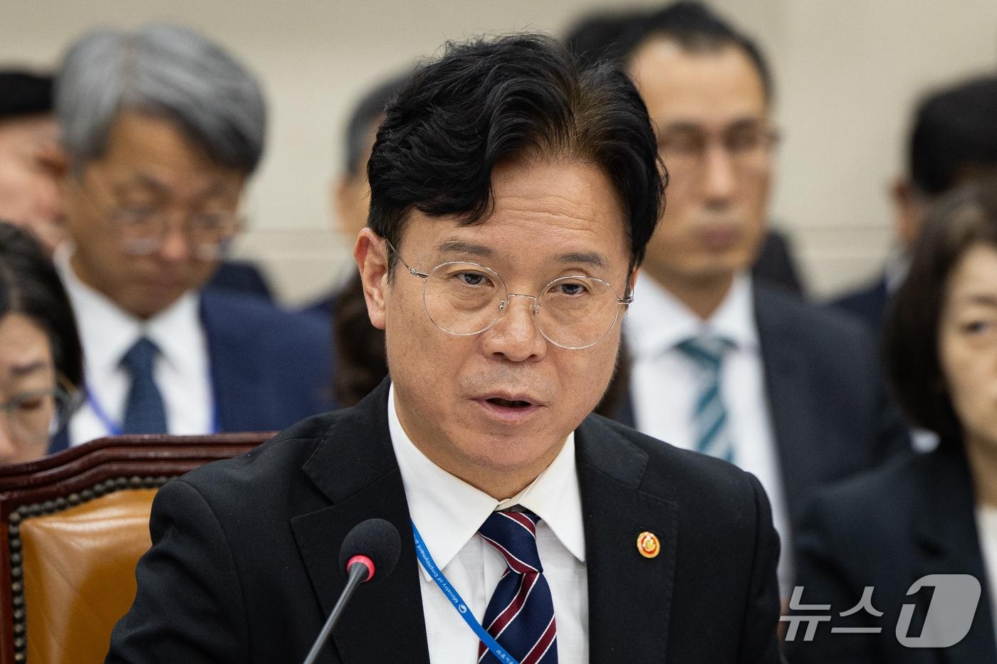 본문 이미지 - 김영훈 고용노동부 장관이 27일 서울 여의도 국회에서 열린 기후에너지환경노동위원회의 고용노동부 등에 대한 국정감사 종합감사에 출석해 의원 질의에 답하고 있다. 2026.10.27 ⓒ 뉴스1 유승관 기자