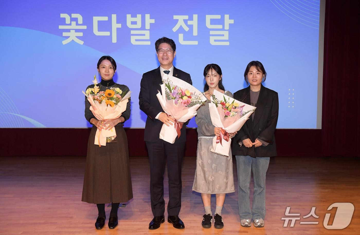 본문 이미지 - 황기연 광주특별시 행정문화부시장이 27일 오전 광주청사 대회의실에서 열린 행정문화부시장 취임식에 참석해 직원 대표에게 취임축하 꽃다발을 전달받고 있다.(전남광주통합특별시 제공. 재판매 및 DB 금지.) 2026.10.27/뉴스1