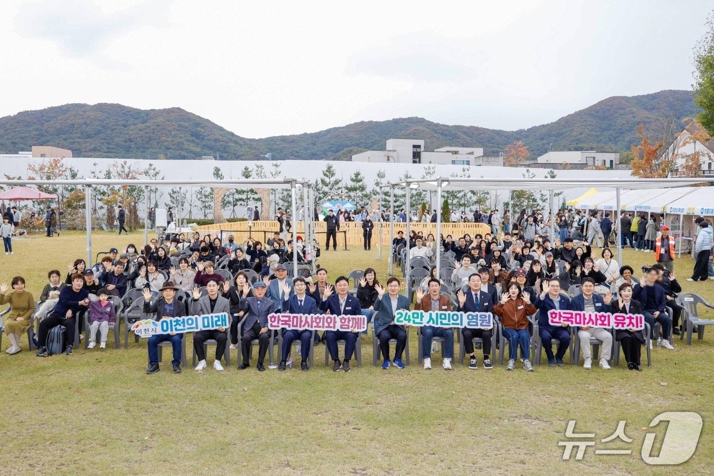 본문 이미지 - 지난 24~25일 이천도자예술마을 예스파크 대공연장 일원에서 열린 '2026 이천펫축제' 모습.(이천시 제공)