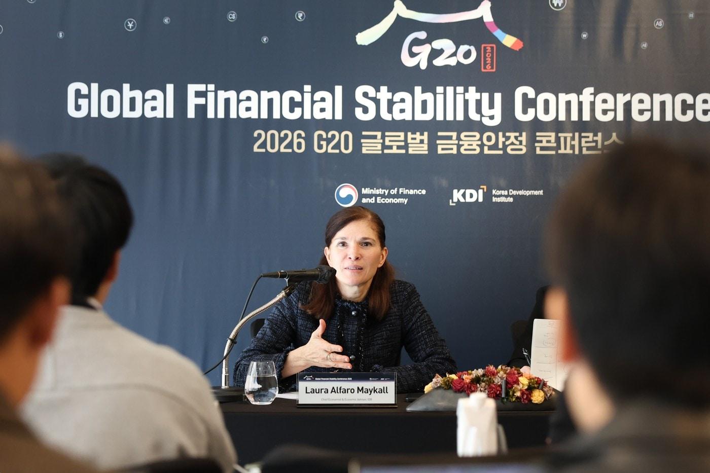 본문 이미지 - 27일 로라 알파로 하버드대 경영대학원 교수 겸 미주개발은행(IDB) 수석이코노미스트가 서울 포시즌스 호텔에서 열린 '2026 G20 글로벌 금융안정 콘퍼런스' 기자회견에서 취재진의 질문에 답하고 있다. (KDI 제공)
