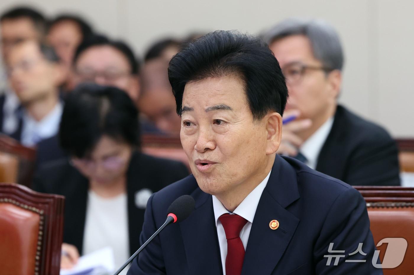 본문 이미지 - 정동영 통일부 장관이 27일 서울 여의도 외교통일위원회에서 열린 외교부 등에 대한 국정감사 종합감사에서 의원 질의에 답하고 있다. 2026.10.27 ⓒ 뉴스1 황기선 기자