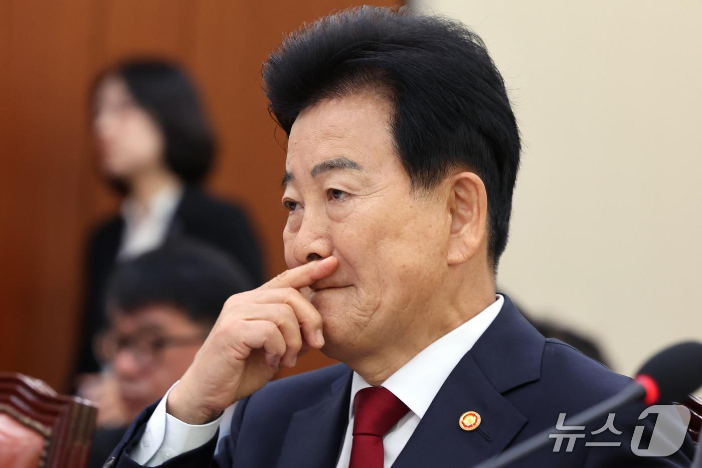 본문 이미지 - 정동영 통일부 장관이 27일 서울 여의도 외교통일위원회에서 열린 외교부 등에 대한 국정감사 종합감사에서 생각에 잠겨 있다. 2026.10.27 ⓒ 뉴스1 황기선 기자