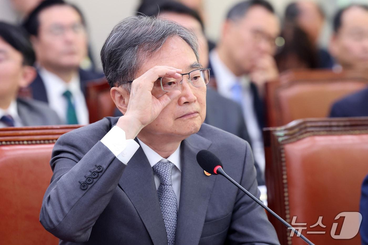 본문 이미지 - 조현 외교부 장관이 27일 서울 여의도 외교통일위원회에서 열린 외교부 등에 대한 국정감사 종합감사에서 안경을 만지고 있다. 2026.10.27 ⓒ 뉴스1 황기선 기자
