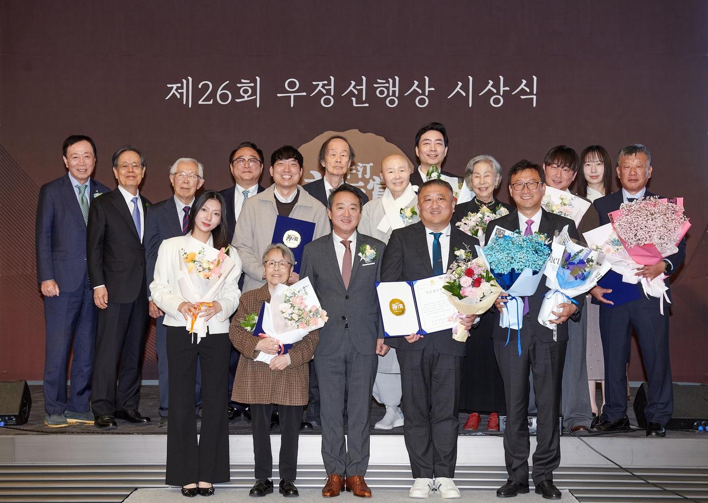 본문 이미지 - 코오롱그룹 오운문화재단은 27일 서울 마곡 코오롱원앤온리타워에서 제26회 우정선행상 시상식을 개최했다. 이웅열 재단 이사장(아랫줄 가운데)과 수상자, 심사위원들이 기념촬영을 하고 있다. (코오롱 제공)