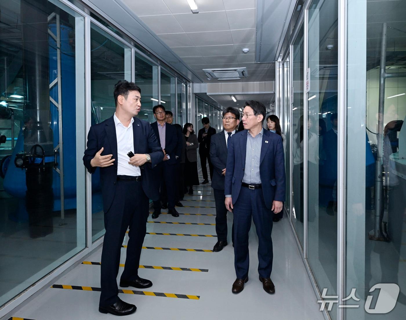 본문 이미지 - 조용범 기획예산처 차관이 27일 부산에 위치한 에코아쿠아팜을 방문, 친환경 양식장을 점검하며 관계자의 설명을 듣고 있다. (기획예산처 제공. 재판매 및 DB 금지) 2026.10.27 ⓒ 뉴스1