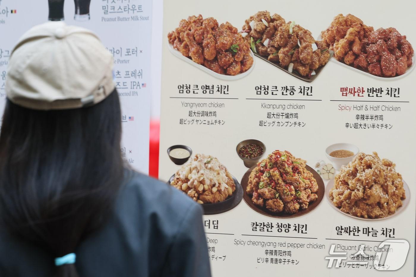 본문 이미지 - 증시 조정과 중동 전쟁 여파로 소비자심리지수(CCSI)가 한 달 만에 하락한 27일 서울 중구 명동거리에 다양한 음식의 메뉴판 배너가 세워져 있다.2026.10.27 ⓒ 뉴스1 안은나 기자