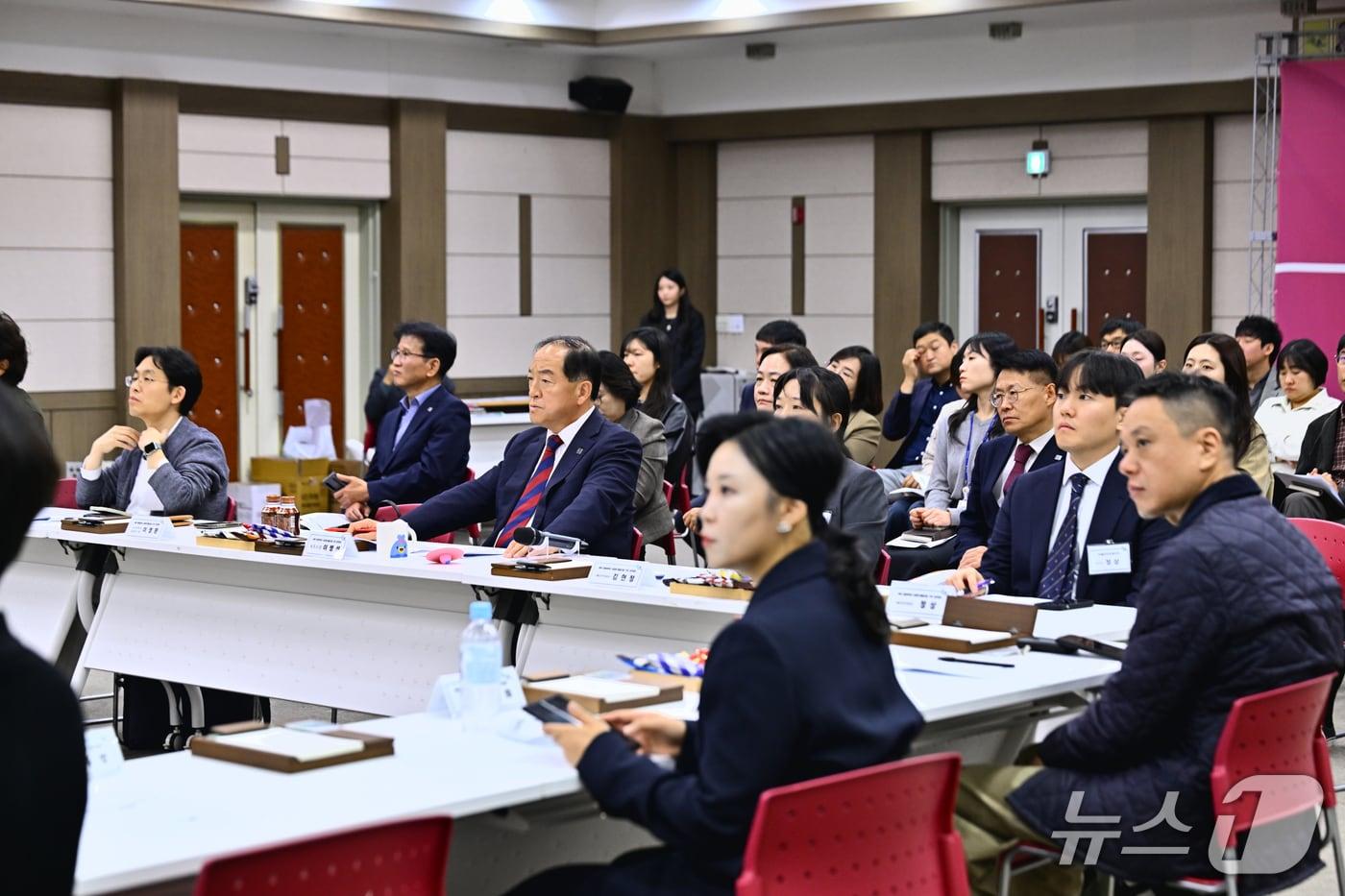 본문 이미지 - 속초시는 27일 시청 대회의실에서 고려대학교, 한국관광공사, 강원관광재단, 카카오모빌리티, 한식진흥원, 이동의 즐거움 등 전문기관과 '축제 관광데이터 표준화·활용모델 구축을 위한 업무협의 간담회'를 개최했다.(속초시 제공. 재판매 및 DB 금지) 2026.10.27/뉴스1