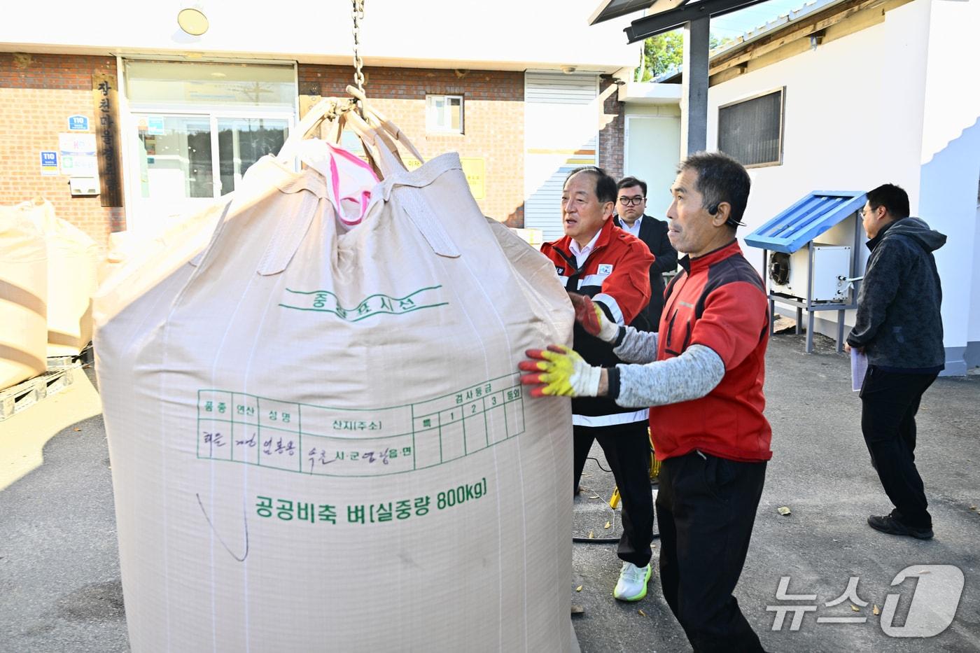 본문 이미지 - 27일 속초 장천마을 공공비축미 매입 현장 방문한 이병선 시장.(뒤쪽. 속초시 제공. 재판매 및 DB 금지) 2026.10.27/뉴스1