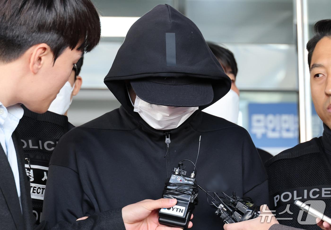 본문 이미지 - 스토킹 피해 신고를 했던 전 연인을 살해한 혐의를 받은 40대 피의자가 27일 대전 동구 동부경찰서에서 영장 실질심사를 받기 위해 이동하고 있다. 2026.10.27 ⓒ 뉴스1 김기태 기자