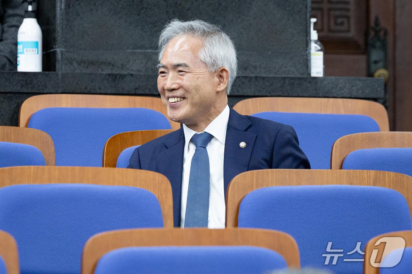본문 이미지 - 법무부 장관 후보로 거론되고 있는 양부남 더불어민주당 의원이 27일 서울 여의도 국회에서 열린 의원총회에 참석해 자리하고 있다. 2026.10.27 ⓒ 뉴스1 유승관 기자