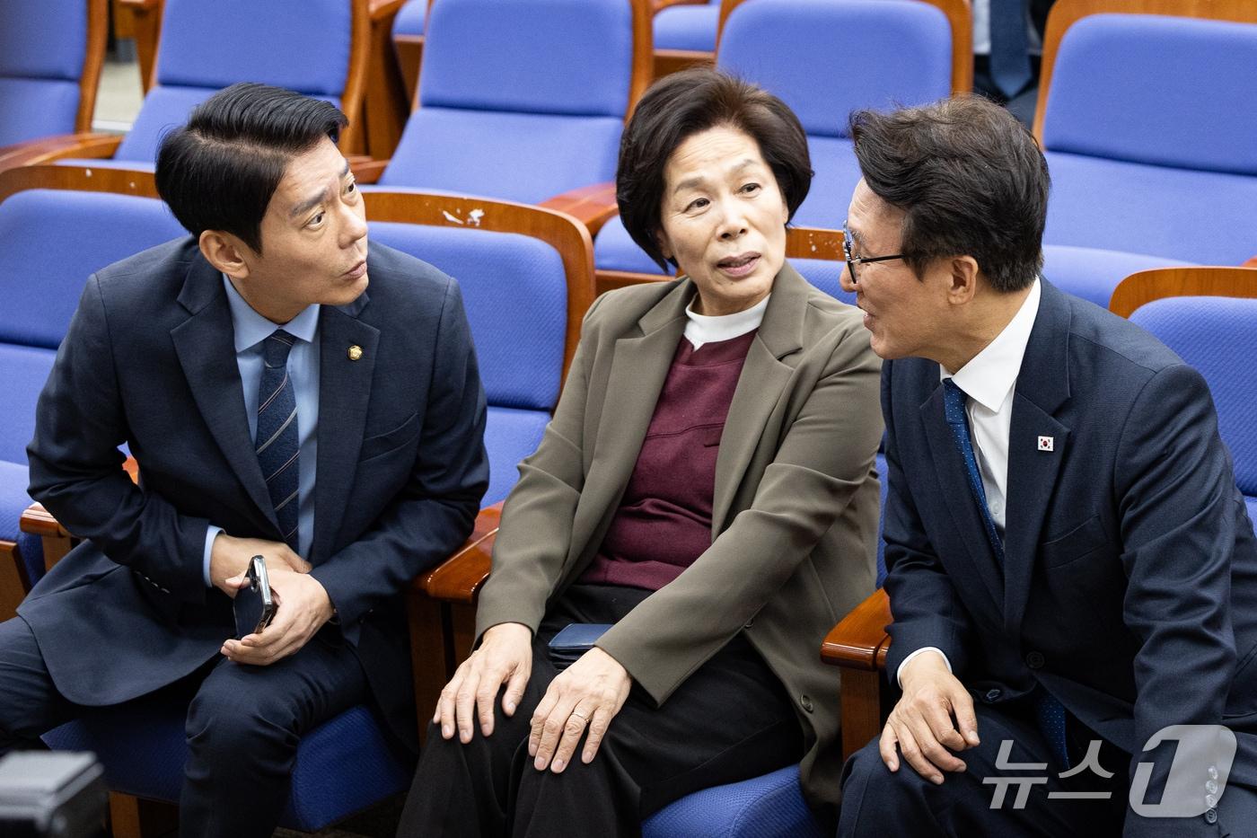 본문 이미지 - 김민석 더불어민주당 대표와 한민수 최고위원이 27일 서울 여의도 국회에서 열린 의원총회에서 대화하고 있다. 가운데는 최민희 최고위원. 2026.10.27 ⓒ 뉴스1 유승관 기자