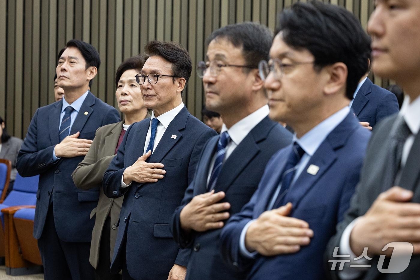 본문 이미지 - 김민석 더불어민주당 대표와 한병도 원내대표를 비롯한 지도부가 27일 서울 여의도 국회에서 열린 의원총회에서 국민의례를 하고 있다. 2026.10.27 ⓒ 뉴스1 유승관 기자