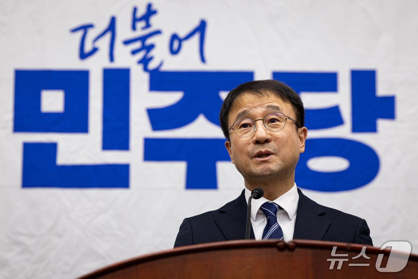 본문 이미지 - 한병도 더불어민주당 원내대표가 27일 서울 여의도 국회에서 열린 의원총회에서 발언하고 있다. 2026.10.27 ⓒ 뉴스1 유승관 기자