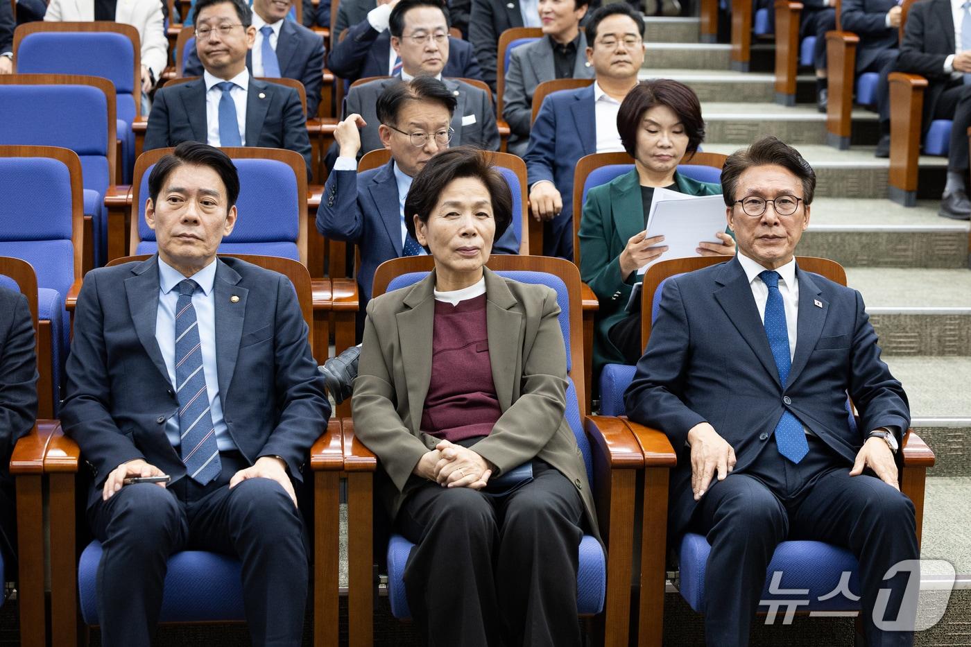 본문 이미지 - 김민석 더불어민주당 대표를 비롯한 지도부가 27일 '조희대 대법원장 국정조사' 등을 논의하기 위해 서울 여의도 국회에서 열린 의원총회에 자리하고 있다. 앞줄 오른쪽부터 김 대표, 최민희, 한민수 최고위원. 2026.10.27 ⓒ 뉴스1 유승관 기자