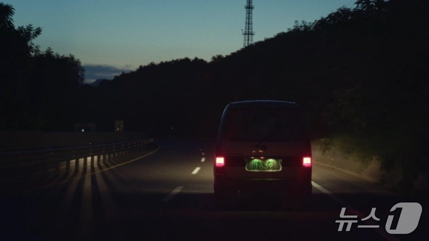본문 이미지 - 영화 '흘려보낸 여름' 중 한 장면.(전주국제영화제 조직위원회 제공. 재판매 및 DB 금지)