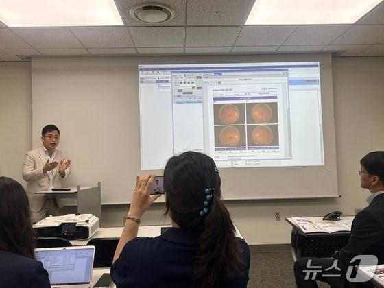 본문 이미지 - 최태근 메디웨일 대표가 지난 8월 4일 오전 서울 서대문구 세브란스병원 당뇨병센터 진료실에서 망막 기반 AI 솔루션 '닥터눈'에 대해 설명하고 있다. 2026.8.4 ⓒ 뉴스1 문대현 기자  