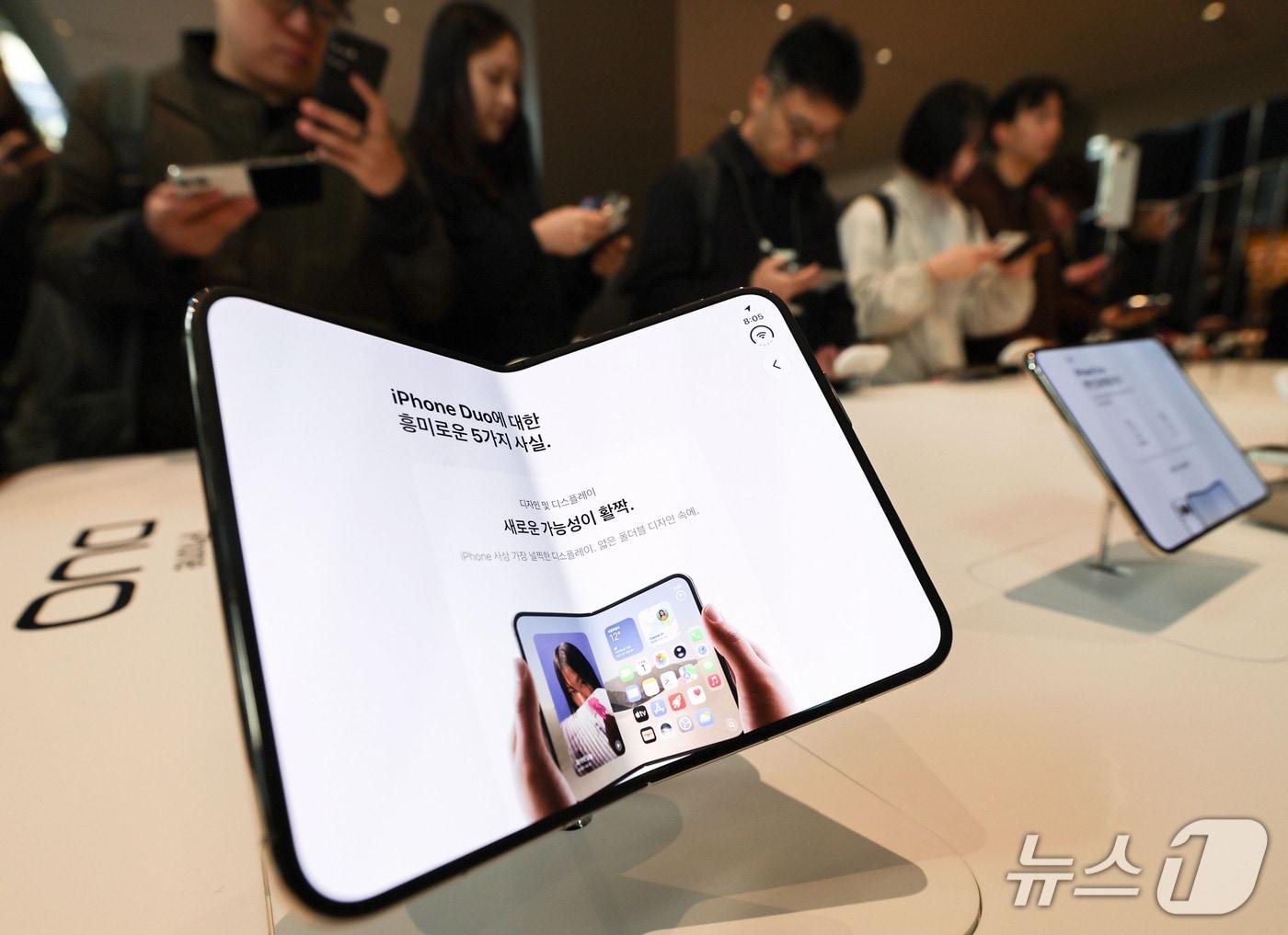 본문 이미지 - 애플이 27일 최근 선보인 폴더블 폰 '아이폰 듀오'의 화면 가운데가 갈라지는 소위 '크랙 게이트'와 관련해 첫 공식 입장을 발표했다. "소수의 아이폰 듀오 제품에서 내부 디스플레이에 영향을 미치는 문제가 있음을 인지하고 있다"며  "아이폰 듀오 디스플레이에 문제가 발생한 이용자는 애플케어에 문의해 교체 받길 바란다"고 말했다. 사진은 아이폰 듀오 모습. (뉴스1 DB) 2026.10.27 ⓒ 뉴스1