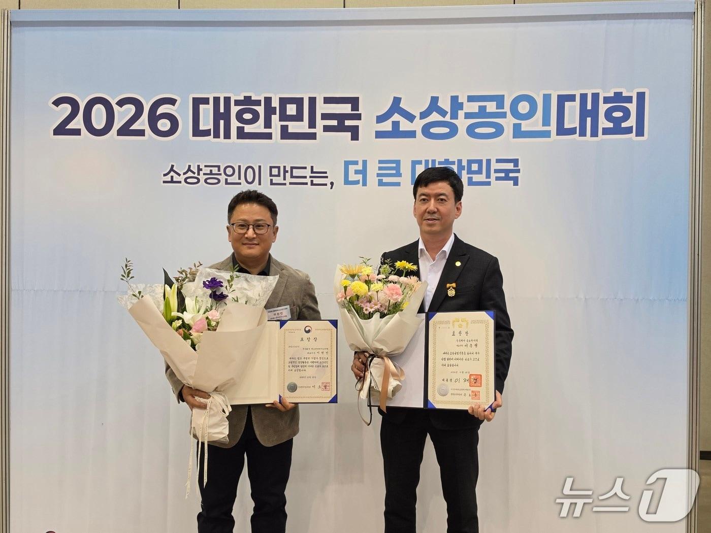 본문 이미지 - 이원민 ㈜에스앤씨엔지니어링 대표(왼쪽)와 이준형 ㈜금호하이텍 대표. (군포시 제공. 재판매 및 DB 금지) 2026.10.27/뉴스1
