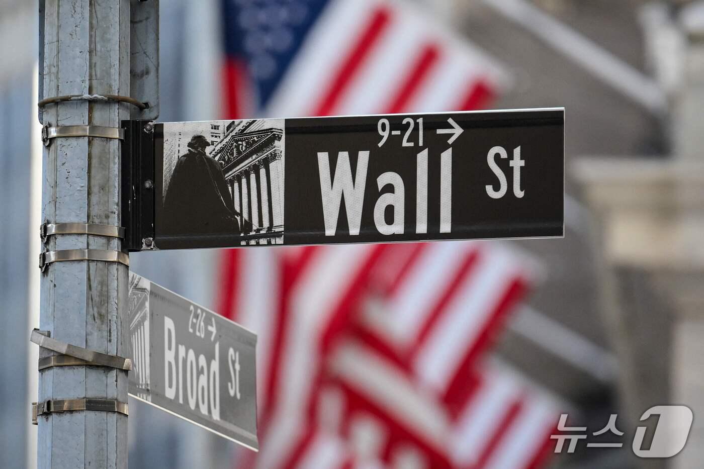 본문 이미지 - 2026년 10월 19일(현지시간) 미국 뉴욕 뉴욕증권거래소(NYSE) 인근 월스트리트 표지판 뒤로 성조기가 보이고 있다.ⓒ AFP=뉴스1
