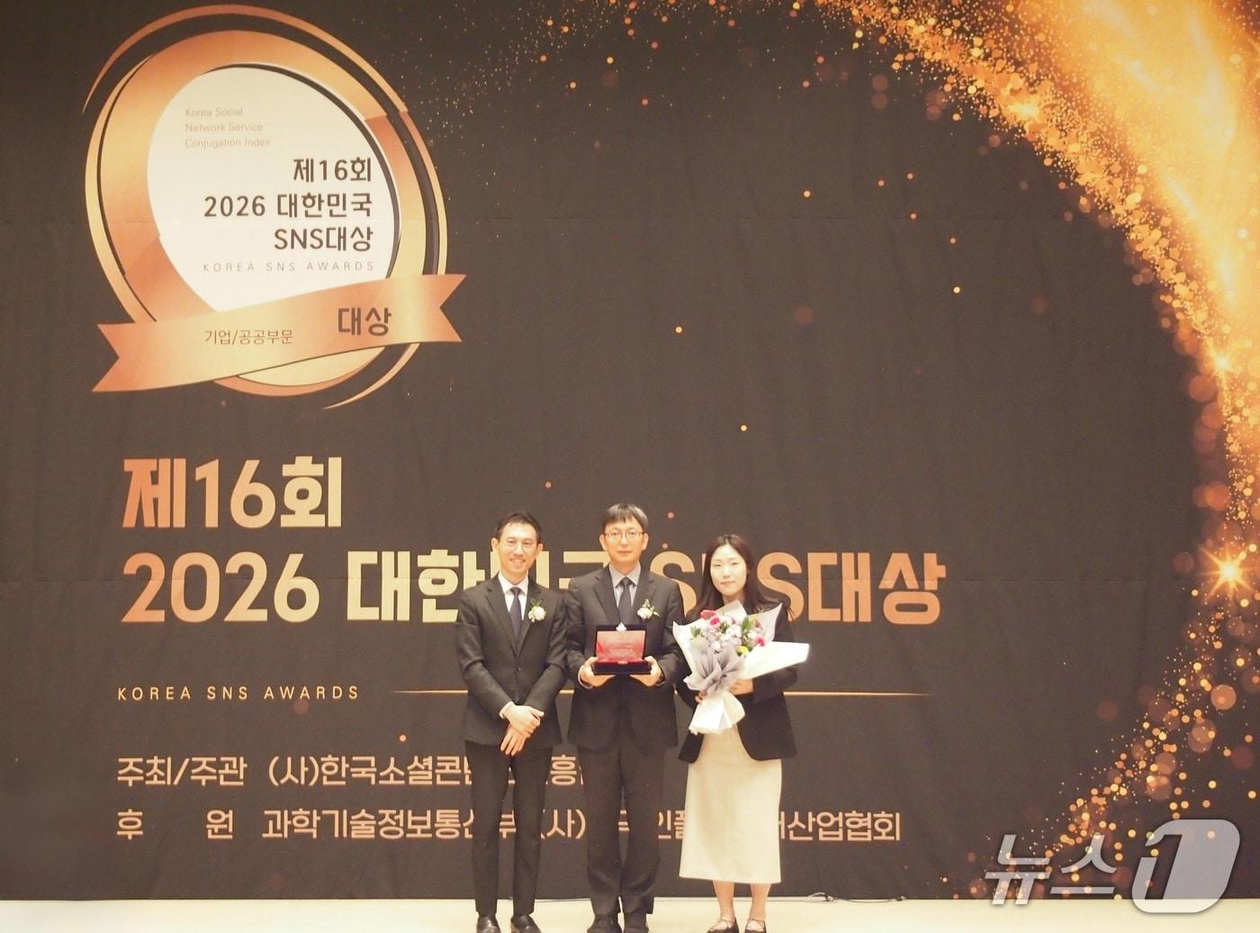 본문 이미지 - 서울 중구 한국프레스센터에서 열린 시상식에서 김성현 한국수자원공사 홍보실 홍보계획부장(사진 가운데)이 기념사진을 촬영하고 있다. (한국수자원공사 제공. 재판매 및 DB금지) /뉴스1 