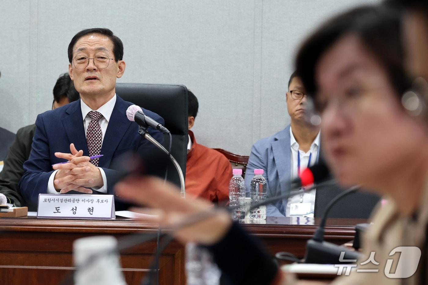 본문 이미지 - 도성현 경북 포항시시설관리공단 이사장 후보가 27일 포항시의회에서 열린 인사청문회에서 의원들의 질문을 받고 있다. 이번 인사청문회는 지난 8월 제정된 '포항시의회 인사청문회 조례'에 따라 포항시장이 포항시시설관리공단 이사장 후보자에 대한 인사 청문을 요청해 열렸다. 2026.10.27 ⓒ 뉴스1 최창호 기자