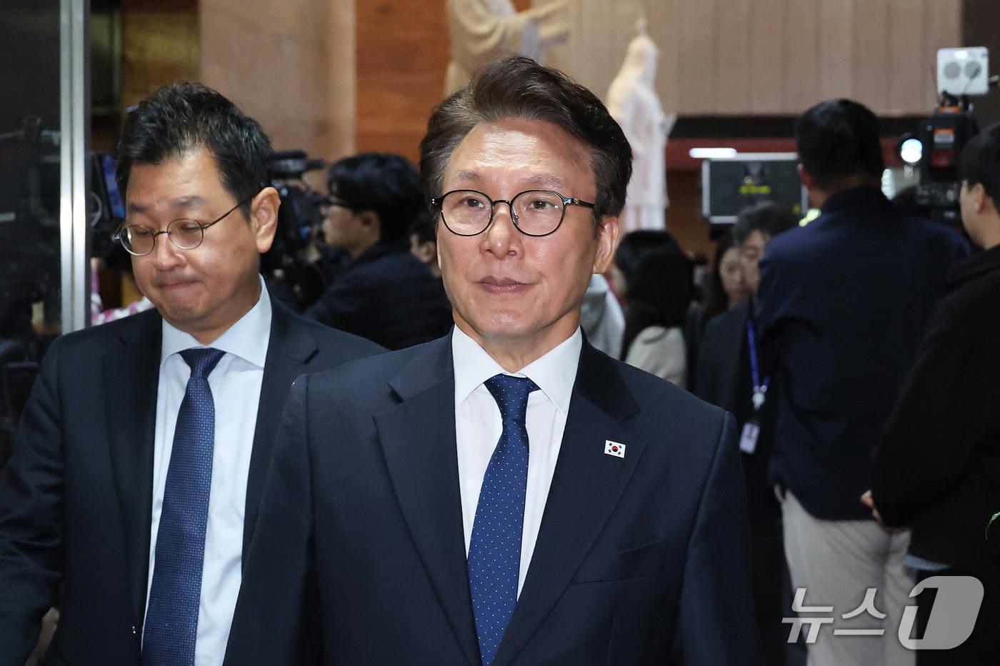 본문 이미지 - 김민석 더불어민주당 대표가 지난 27일 서울 여의도 국회에서 열린 의원총회를 마친 후 의총장을 나서고 있다. 2026.10.27 ⓒ 뉴스1 신웅수 기자