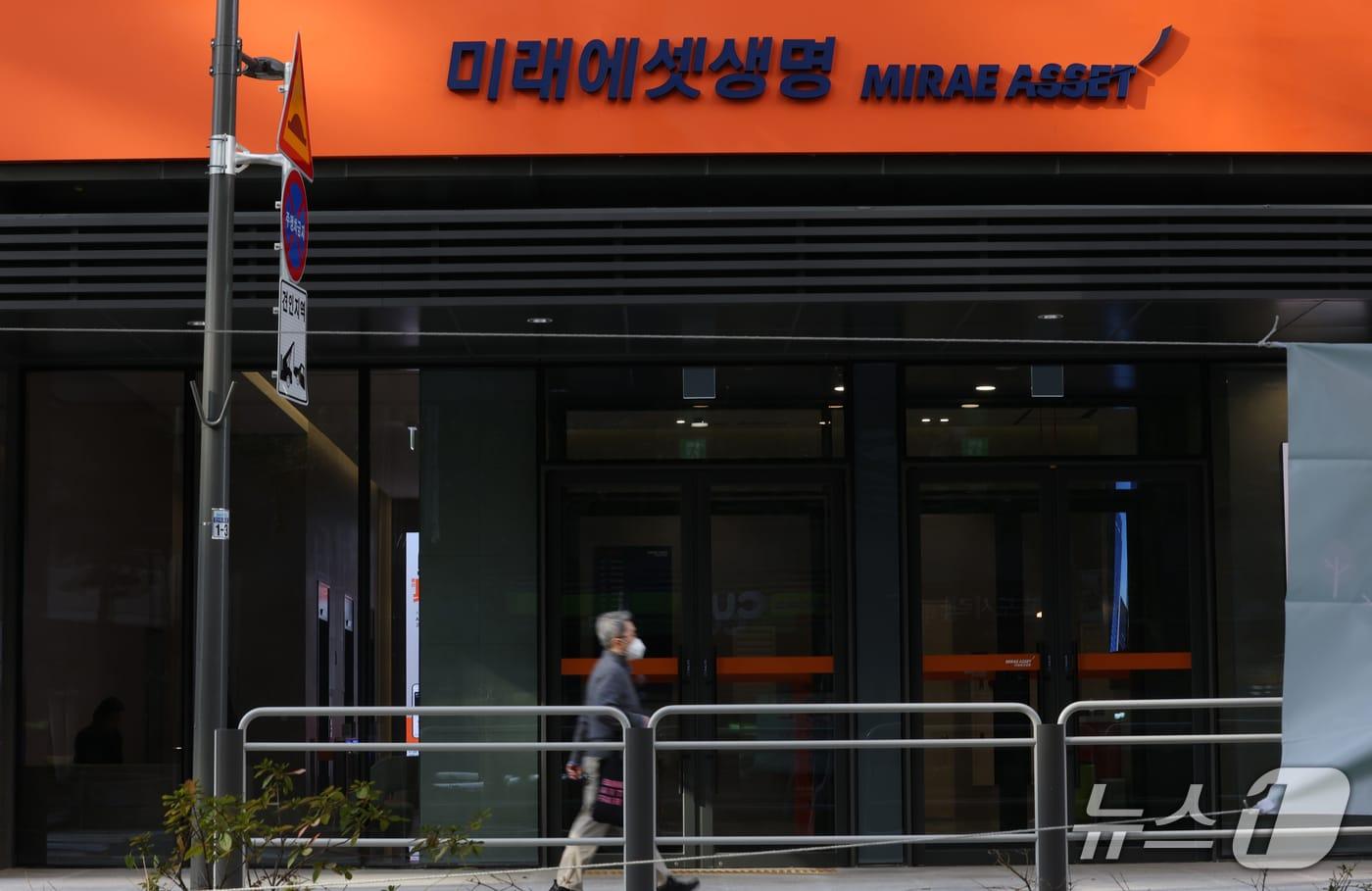 본문 이미지 - 금융감독원이 고객정보 유출 사고가 발생한 미래에셋생명에 대한 현장점검에 착수했다. 금감원은 유출 규모와 사고 원인 등을 조사하고, 미래에셋생명은 시스템 복구와 추가 피해 방지에 나섰다. 사진은 27일 서울 마포구 미래에셋생명 본사. 2026.10.27 ⓒ 뉴스1 권현진 기자