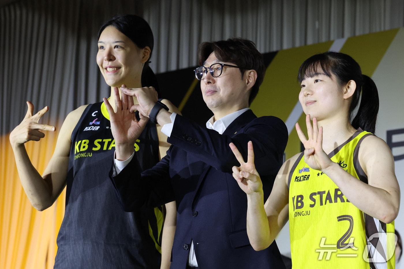 본문 이미지 - KB스타즈 김완수 감독과 박지수,허예은 선수가 27일 오후 서울 강남구 호텔리베라에서 열린 KB스타뱅킹 2026-2027여자프로농구 개막 미디어데이에서 기념 촬영을 하고 있다. 2026.10.27 ⓒ 뉴스1 이광호 기자