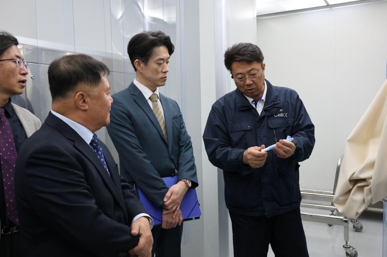 본문 이미지 - 노용석 중소벤처기업부 제1차관이 27일 제주특별자치도 셀릭스를 방문해 현장을 둘러보고 있다. (중소벤처기업부 제공)