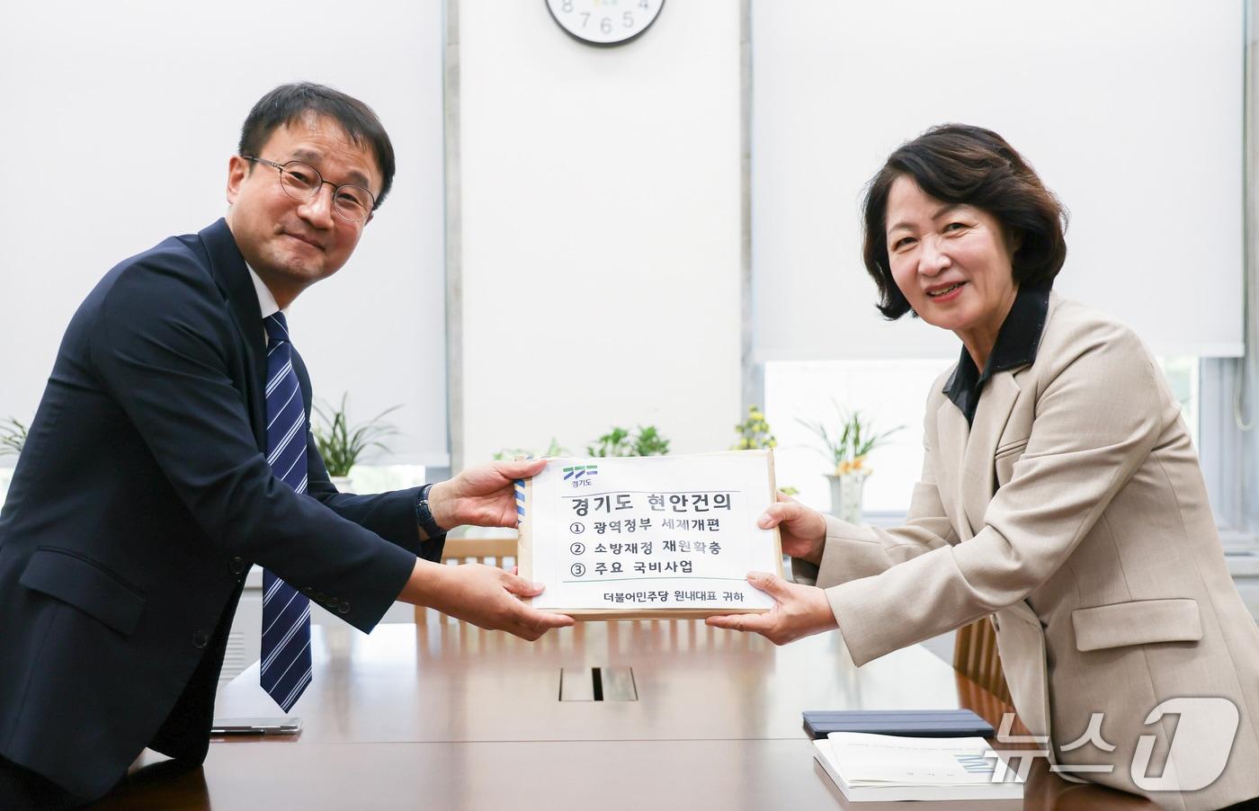본문 이미지 - 추미애 경기도지사가 27일 서울 여의도 국회에서 한병도 더불어민주당 원내대표를 예방해 경기도 현안 관련 건의사항을 전달하고 있다. (공동취재) 2026.10.27 ⓒ 뉴스1 신웅수 기자