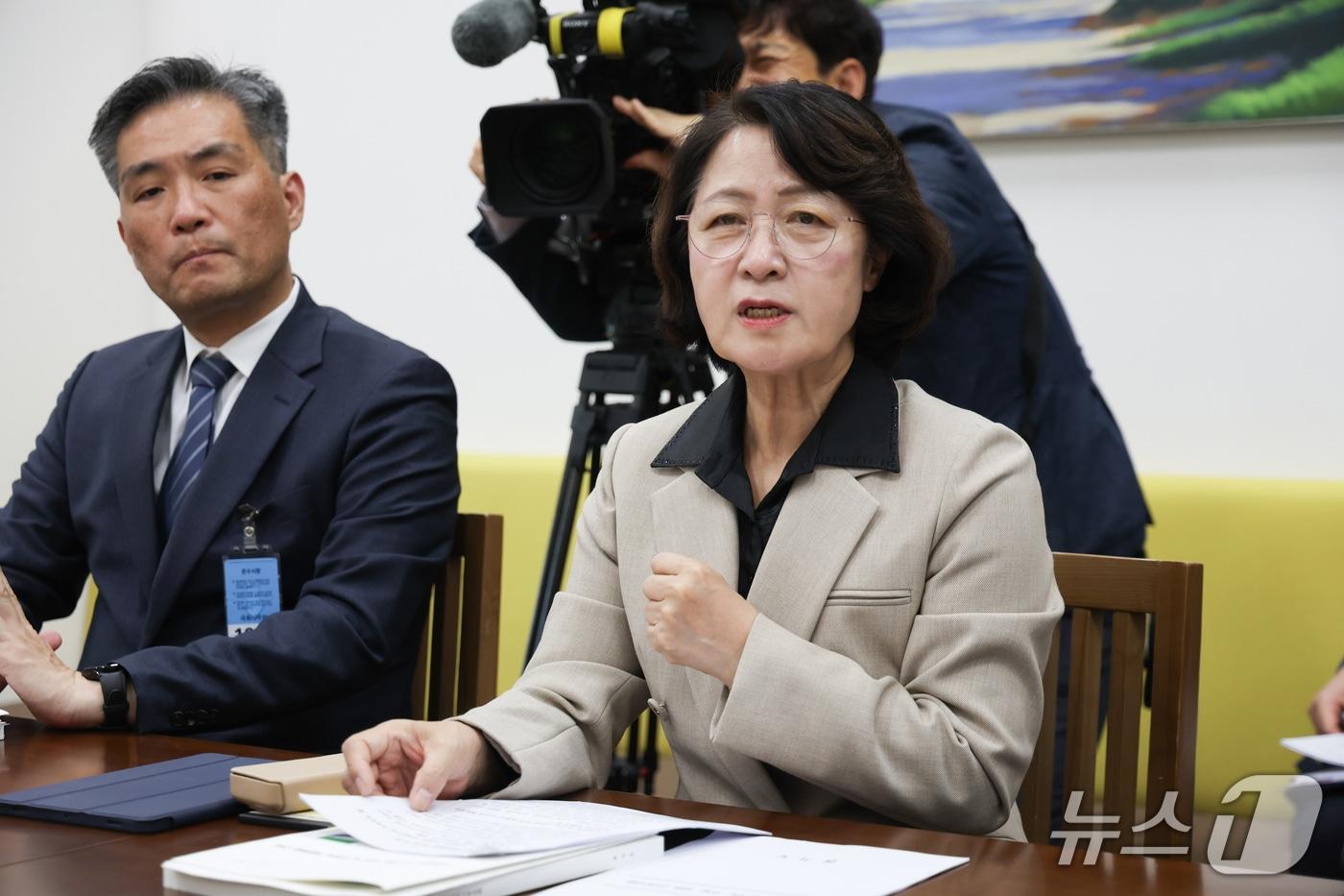 본문 이미지 - 추미애 경기도지사가 27일 서울 여의도 국회에서 한병도 더불어민주당 원내대표를 예방해 경기도 현안 관련 건의사항을 이야기하고 있다. (공동취재) 2026.10.27 ⓒ 뉴스1 신웅수 기자