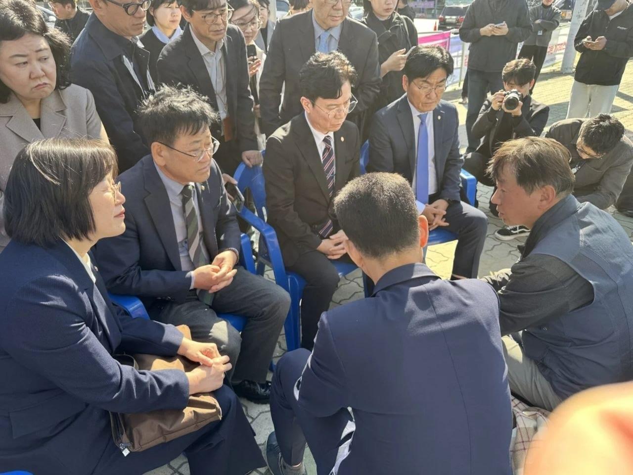 본문 이미지 - 김영훈 고용노동부 장관(두 번째 줄 왼쪽에서 세 번째)이 27일 국회 앞 LS전선 노조 탄압 중단 촉구 단식 농성장을 방문해 노조 관계자들과 대화하고 있다.(한국노총 소속 전국금속노동조합연맹 제공. 재판매 및 DB 금지) 2026.10.27/뉴스1