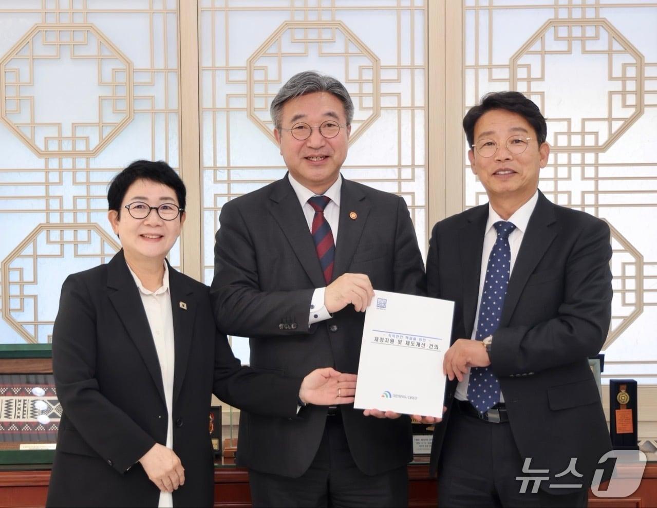 본문 이미지 - 김찬술 대덕구청장(오른쪽)이 27일 박정현 국회의원(왼쪽)과 윤호중 행정안전부 장관을 만나 대덕구 주요 전략사업에 대한 국비 지원과 제도개선 방안을 논의한 후 기념 촬영을 하고 있다.(대덕구 제공. 재판매 및 DB 금지)