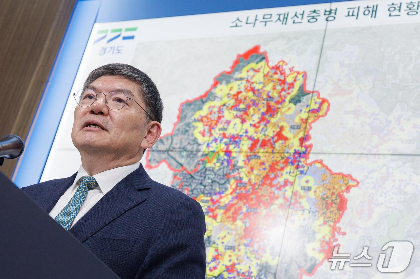 본문 이미지 - 27일 오후 경기도청 브리핑룸에서 차성수 기후환경에너지국장이 가평군 소나무재선충병 특별방제구역 지정과 경기도 대응 계획 관련 기자회견을 하고 있다.(경기도 제공. 재판매 및 DB 금지)