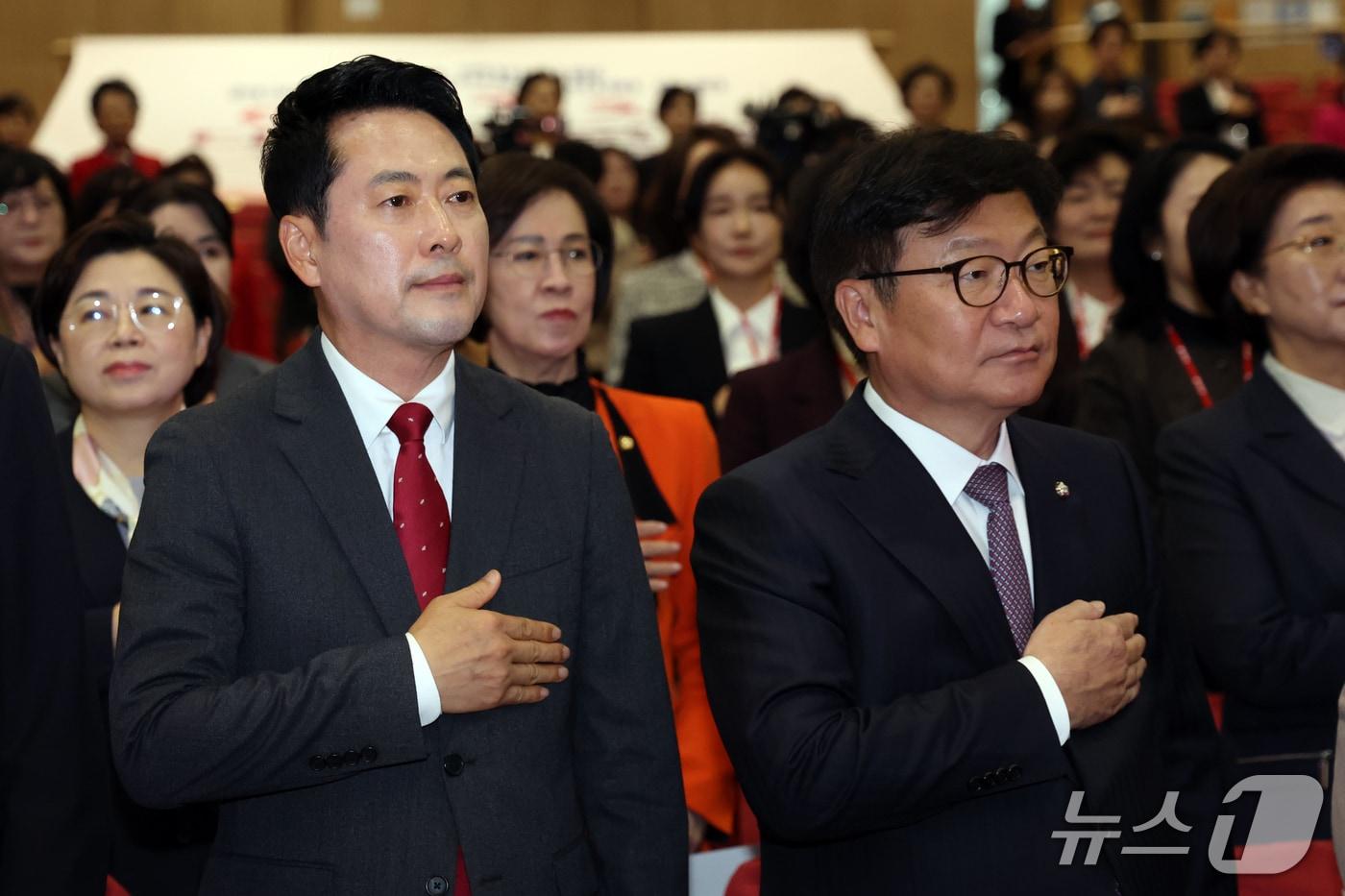 본문 이미지 - 국민의힘 장동혁 대표와 정점식 원내대표가 27일 오후 서울 여의도 국회 의원회관에서 열린 '제7대 국민의힘 전국여성지방의원협의회 총회'에서 국민의례를 하고 있다. 2026.10.27 ⓒ 뉴스1 황기선 기자