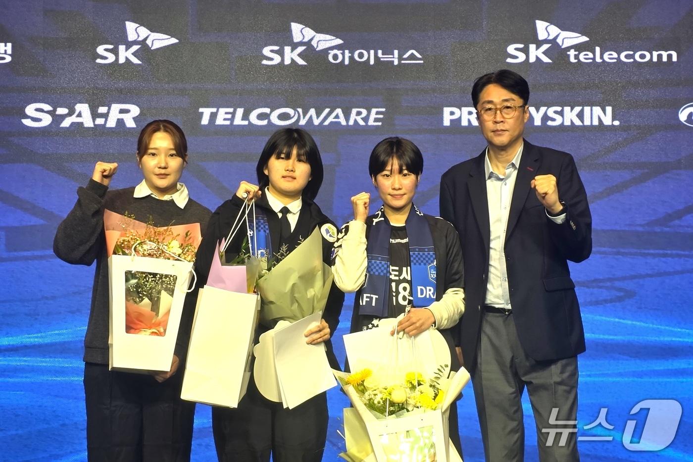본문 이미지 - 광주도시공사 여자핸드볼팀 신인 드래프트. 좌부터 연지현 선수, 정다호, 이수아, 박성립 감독 (광주시체육회 제공, 재판매 및 DB금지) ⓒ 뉴스1 